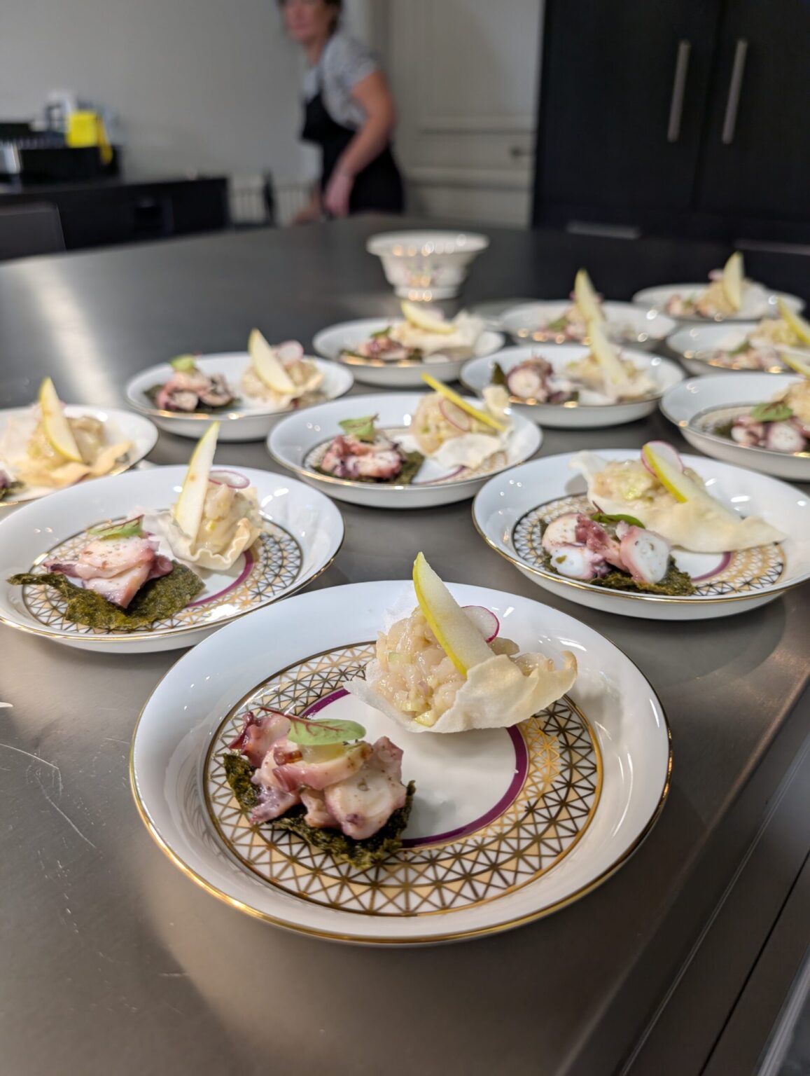 Elisa Girard, cheffe privée à domicile en Vallée de la Loire, préparant un repas gastronomique sur mesure pour une réception privée